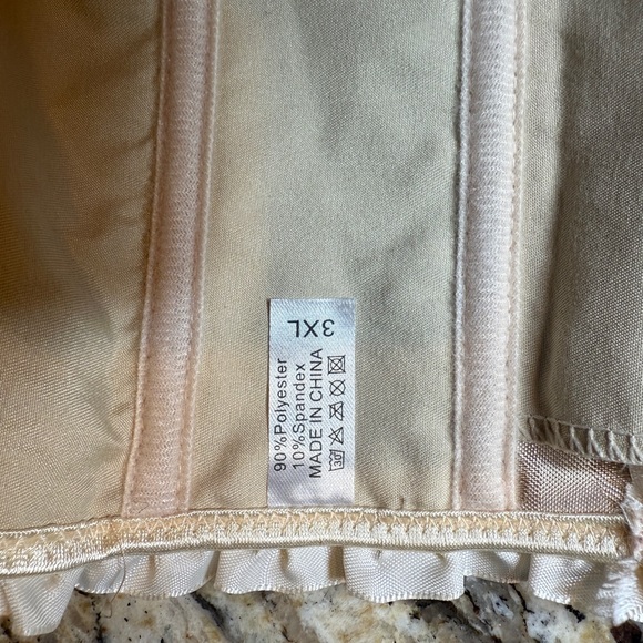 Elegant Cream Corset - Picture 2 of 2